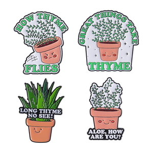 เข็มกลัดเคลือบลายต้นอโลเวร่าและไธม์  "สวัสดีค่ะ ยังไงล่ะ หายไปนานแล้ว ไธม์บินได้จริงๆ" เข็มกลัดติดปกเสื้อ ของขวัญเครื่องประดับ - Product Image 1