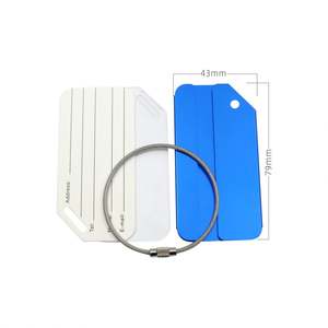 Etiqueta de Equipaje de Aluminio Metálico con Logotipo Grabado por Láser Personalizado, Etiqueta de Nombre para Equipaje de Viaje con Logotipo Impreso Personalizado y Bucle de Alambre - Product Image 4