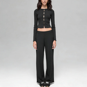 Ensemble de yoga respirant et ultra-doux YIYI pour femme, tenue de yoga à manches longues avec découpes en forme de clé, tenue de yoga à col rond pour femme - Product Image 2