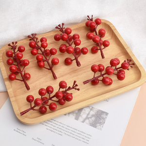 Branchelettes de baies artificielles rouges, fausses baies rouges pour la décoration de couronnes de Noël et les projets de bricolage - Product Image 3