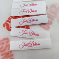 Étiquettes tissées de vêtement en polyester 100% avec logo de marque de mode personnalisée à haute densité avec pliage d'extrémité