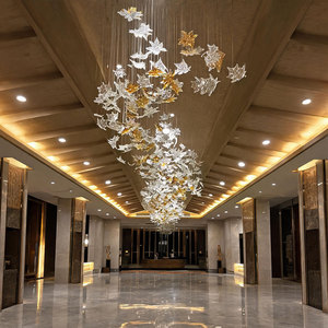 Lámpara de Araña de Cristal de Lujo Moderna Personalizada de Fábrica con Diseño de Hoja de Arce para Vestíbulo de <span class=keywords><strong>Hotel</strong></span> y Proyectos Comerciales - Product Image 4