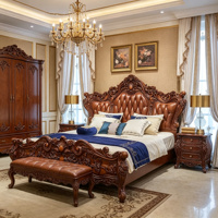 Hochwertiges Vintage-Bett mit Walnuss-Finish, Echtes Leder, Schwere Tiefengravur, Robuster Rahmen, Luxuriöses Holzbett für Penthouse-Hauptschlafzimmer