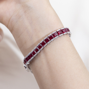 สร้อยข้อมือเทนนิสประดับเพชรทรงเจ้าหญิงแบบฝังเพชรรอบวง รุ่น MSN-672 Messi Jewelry ทองคำขาว 18K สามารถปรับแต่งได้ ประดับด้วยทับทิมสังเคราะห์ - Product Image 3