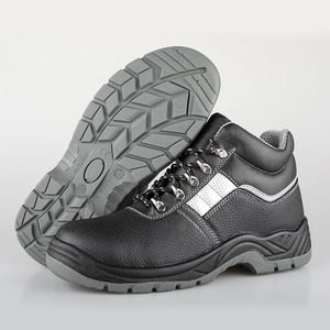 <span class=keywords><strong>Scarpe</strong></span> <span class=keywords><strong>Antinfortunistiche</strong></span> con Punta in Acciaio e Suola Antiperforazione, Calzature Protettive Industriali in Pelle, Vendita all'Ingrosso - Product Image 1