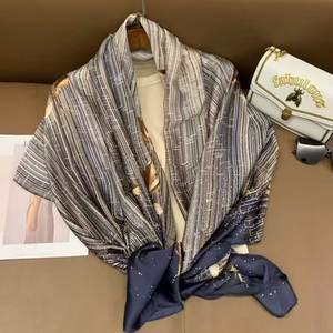 2025 pour <span class=keywords><strong>Amazon</strong></span> meilleur vendeur élégant <span class=keywords><strong>foulard</strong></span> <span class=keywords><strong>en</strong></span> <span class=keywords><strong>soie</strong></span> imprimé pour les femmes fantaisie plage châle vente chaude polyester <span class=keywords><strong>foulard</strong></span> - Product Image 6