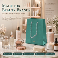 Sac cadeau en papier bleu sarcelle personnalisé avec poignées en corde torsadée et pelliculage mat pour l'emballage de cosmétiques, de parfums et de produits de spa