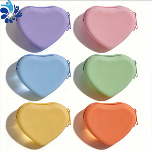 Monedero de silicona con forma de corazón, bolsa de almacenamiento portátil impermeable, color rosa y morado, para organizar herramientas de belleza de viaje - Product Image 5