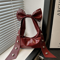 Sac à main tendance pour femme en PU imperméable avec fermeture éclair, bandoulière unique, doublure en polyester, style cool et décontracté, orné de rivets