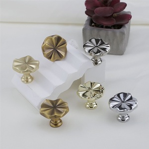 French Light Luxury Three-dimensional Flower <b>Handle</b> Modern Cream Style Petal Cabinet Wardrobe <b>Drawer</b> Door Single Hole Zinc Alloy - Product Image 2