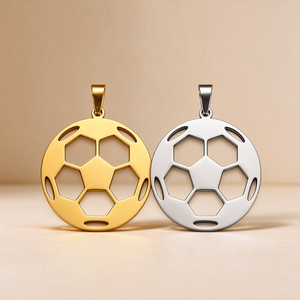 Colgante de <span class=keywords><strong>Balón</strong></span> de Fútbol Hueco de Acero Inoxidable Personalizado, Chapado en Oro de 18K, Amuleto de Fútbol, Regalo para Hombre, Venta al por Mayor, OEM - Product Image 1