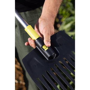 Epoca cào lá nhỏ để thu thập Cành Lá Hoa khô xung quanh cây thảm hoa hàng rào với nỗ lực tối thiểu được thực hiện ở Ý - Product Image 4