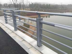 Barandillas de Aluminio Personalizables de Alta Calidad, Barreras de Tráfico de Acero Galvanizado por Inmersión en Caliente Duraderas para Carreteras, Puentes, Ríos y Vías - Product Image 3
