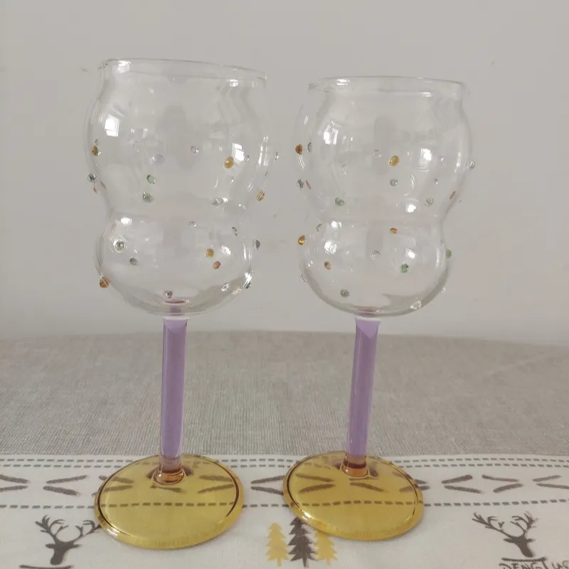 Desain baru bintang bulat warna-warni Dot gelas anggur tipis ungu batang minum barang pecah belah merah anggur piala dengan dasar kuning pesta