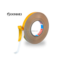 Ruban adhésif double face Tesa 4970 blanc 225μm en film PVC avec adhésif acrylique, excellente adhérence initiale, pour la fixation de panneaux, d'affichages et de garnitures.