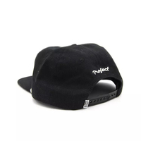 Grosir Kustom Kualitas Tinggi Rata Penuh 5 Panel Merah Hitam Korduroi Tidak Terstruktur Topi Tali Snapback dengan Tali