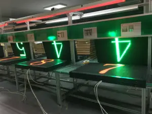A fábrica personaliza o sistema de controle de semáforo LED para a cidade inteligente