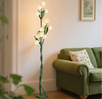 Lampe sur pied en rotin vert avec fleur blanche pour la décoration du salon