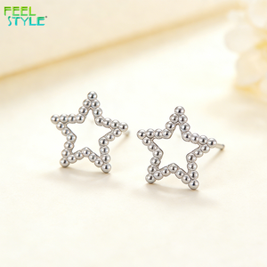 Boucles d'oreilles clous en laiton plaqué or véritable, design original, motif étoile et boule, fabrication sur mesure en gros, excellent choix pour les entreprises - Product Image 1