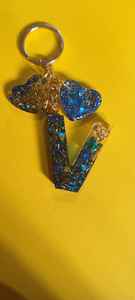 Porte-clés en résine artistique avec des couches de couleurs vibrantes, finition lisse et brillante, accessoire durable pour un usage quotidien et créatif - Product Image 2