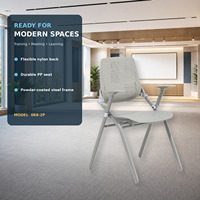 Chaise de formation empilable moderne avec accoudoirs, dossier flexible en nylon, siège durable en plastique PP, structure en acier thermolaqué