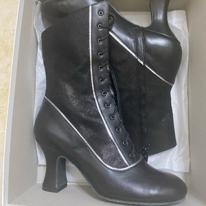Stivali da Danza da Donna Robyn Hurder Personalizzati di Alta Qualità con Tacco Spesso da 2.8 Pollici, Suola in Pelle Morbida, Nuovo Stile di Design, Tutte le Misure Disponibili - Product Image 3