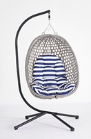 Fauteuil suspendu en osier style Hamptons, forme goutte d'eau, avec base croisée et coussin rayé bleu marine, pour balcon et jardin