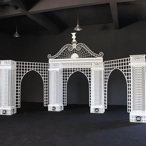 قوس حديد على شكل قلعة مزخرفة, قوس أبيض مناسب لديكور الزفاف في الخلفية - Product Image 4
