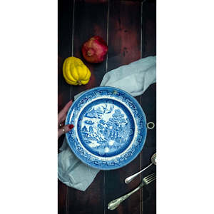 Plat à réchaud en porcelaine anglaise Gabriella P. avec décoration en saule – Ensemble de vaisselle élégant - Product Image 4