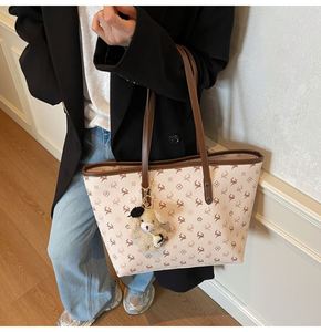 Sac à main imprimé tendance pour femme en cuir PU – Idéal pour les voyages, le shopping et le travail - Product Image 3