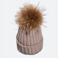 Bonnet en acrylique tricoté personnalisé en gros avec pompon en vraie fourrure détachable