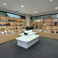 Comptoir d'accueil commercial avec vitrine haute intégrée, armoire de rangement LED, armoire murale de réception de bureau personnalisée
