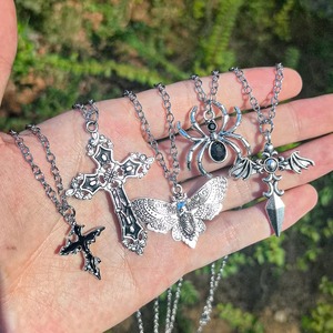Set Collana Speciale con Scheletro di Ragno e Croce, Set Collana Y2K Personalizzato Trendy per Ragazze Cool, Regalo di Halloween - Product Image 1