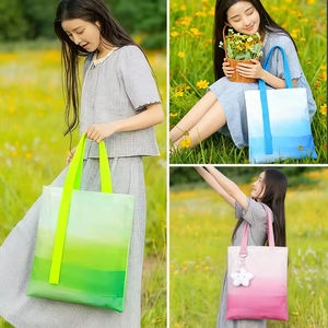 กระเป๋าผ้าแคนวาสไล่เฉดสีพร้อมโลโก้แบบกำหนดเอง สายริบบิ้นห้อยตกแต่ง ดีไซน์ทันสมัย ให้ความรู้สึกพรีเมียม ใช้ซ้ำได้ พับเก็บได้ ความจุเยอะ ใช้ถือได้ เหมาะสำหรับเป็นของขวัญ - Product Image 2