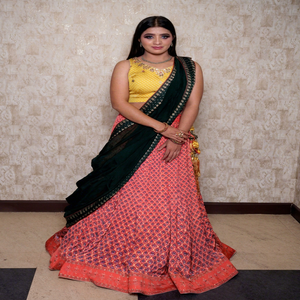 Lehenga Choli traditionnel indien pour femme, avec blouse jaune, tenue de mariage, longueur au sol, coupe classique, dupatta drapé - Product Image 1