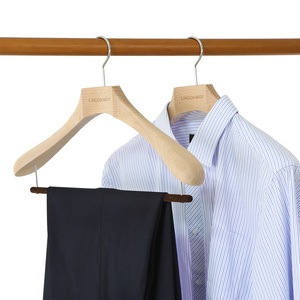 Cintre à costume en bois brut de qualité supérieure <span class=keywords><strong>LINDON</strong></span> avec barre en velours antidérapante - Product Image 6