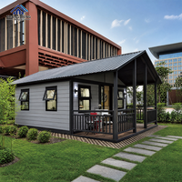Bâtiment modulaire personnalisé avec terrasse extérieure couverte et multiples fenêtres pour une vie de villégiature, maison préfabriquée