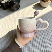 Mug en céramique style princesse avec motif papillon, idéal comme cadeau d'anniversaire pour l'élite et le marché de niche. Tasse aux finitions élégantes