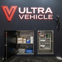Stand de salon professionnel personnalisé 10x20 avec enseigne lumineuse LED, étagères, comptoir rétroéclairé et espace de rangement pour la SEMA Show