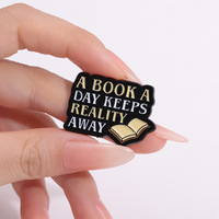 Broche en alliage en forme de lettre, badge créatif de dessin animé mignon, livre d'apprentissage de la lecture, émail doux, vente en gros, épingle à revers