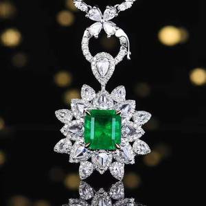 Anillo de Oro de 18K con Esmeralda Natural de 2.56ct, Corte Esmeralda Cuadrado, Piedra Central Rodeada por 193 Diamantes Brillantes con Halo Floral - Product Image 3
