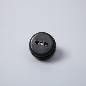 เต้ารับติดผนังสีดำ 303 แบบเดี่ยว 230V ป้องกันไฟดูด วัสดุพลาสติก มาตรฐานการต่อสายดิน แบบแอฟริกัน ทรงกลม ติดตั้งบนพื้นผิว - Product Image 1