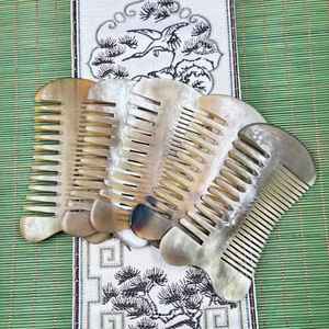 Peine para el cabello hecho a mano con cuerno de búfalo, elaborado con materiales naturales, que ofrece un desenredado suave, cuidado saludable del cuero cabelludo y un aspecto atemporal. - Product Image 4