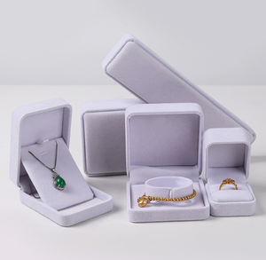 Coffret de boîtes en papier haut de gamme avec base rigide en tissu velours violet clair, design carré, fermeture magnétique, en pâte à papier gaufrée - Product Image 1