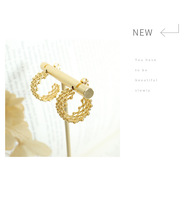 H0081 Boucles d'oreilles pendantes en acier inoxydable plaqué or 18 carats pour femme, motif treillis à petites perles dorées en forme de C, design de niche, tendance