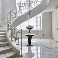 Escalier courbé en pierre aspect marbre avec éclairage LED pour salon intérieur, décoration intérieure de villa et d'hôtel sur mesure Wharton