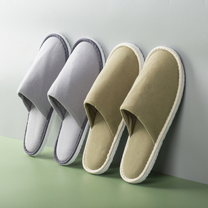 Chaussons de spa en coton lavé de luxe pour hôtel avec logo personnalisé, artisanat à trois points de couture - Product Image 1