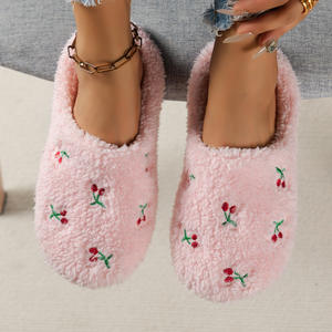 Pantoufles en peluche personnalisées 2024 à imprimé fraise, douces et chaudes pour l'intérieur, en fausse fourrure, idéales pour l'hiver et le printemps - Product Image 5