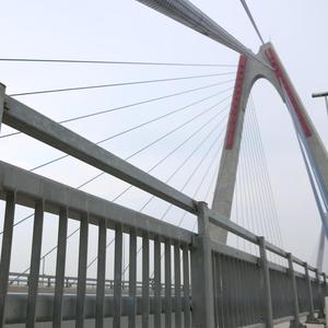 Barrières de sécurité routière et garde-corps en vente chaude, galvanisés à chaud, matériau SS400, couleur argent, normes JIS/ASTM pour la sécurité routière - Product Image 1