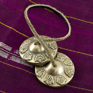 Campana Tingsha de Bronce Sagrado con Tono Armónico para Ceremonias Espirituales y Uso en el Altar - Product Image 1